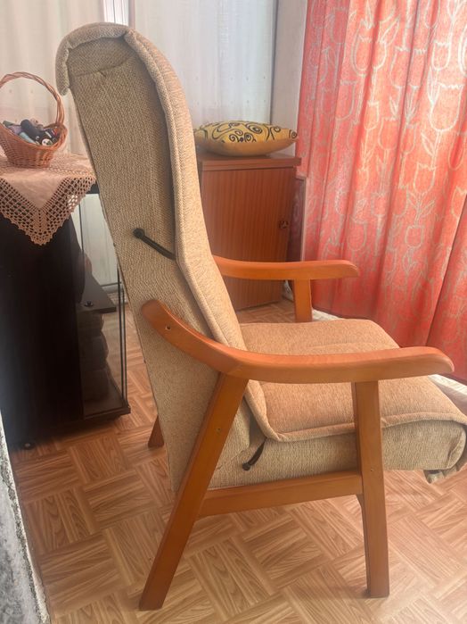 Cadeirão creme com madeira