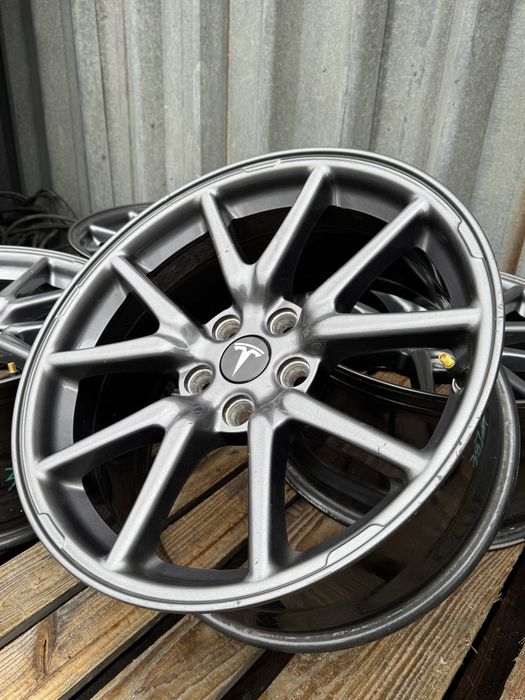 Диски 5/114.3r18 Tesla model 3 original до рест