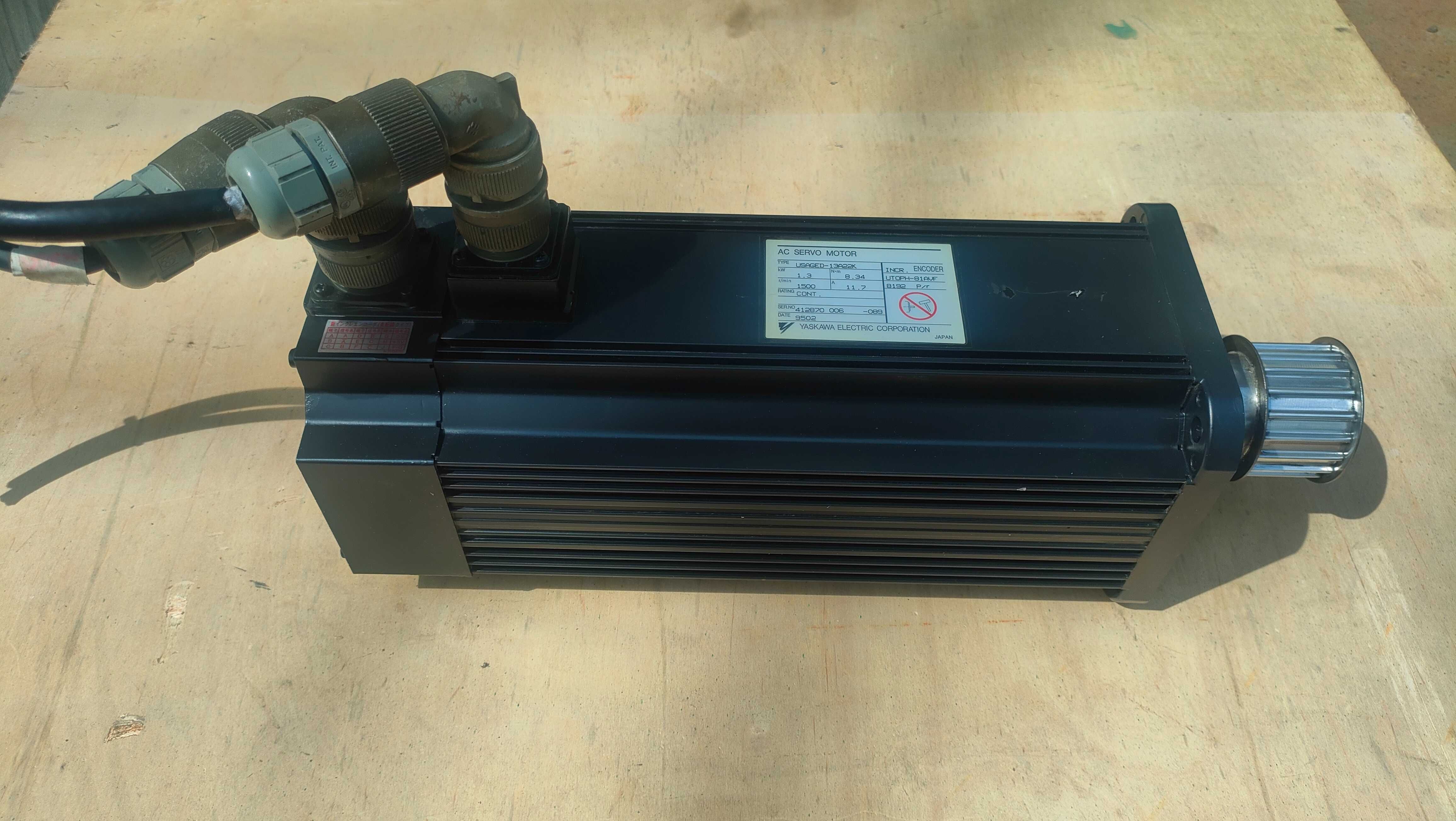 Servomotor USAGED-13A22K 1,3KW 1500/MIN 7.6A
