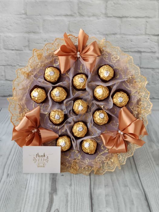 Золотистий букет із цукерок Ferrero , подарунок на день народження