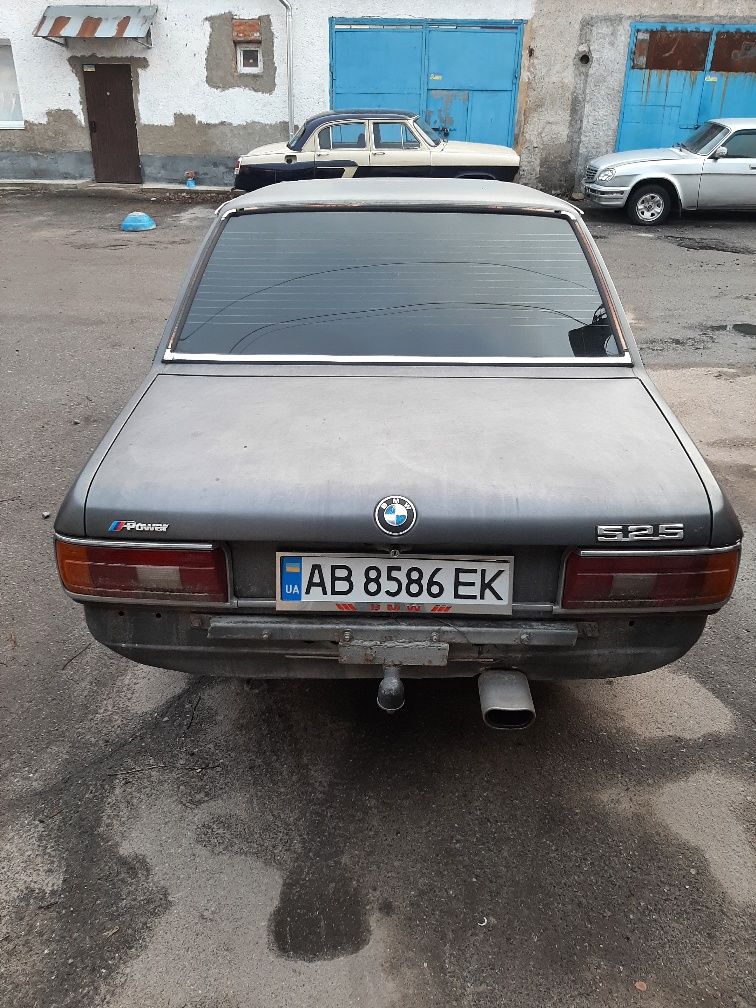 BMW 525 на повному впевненому ходу