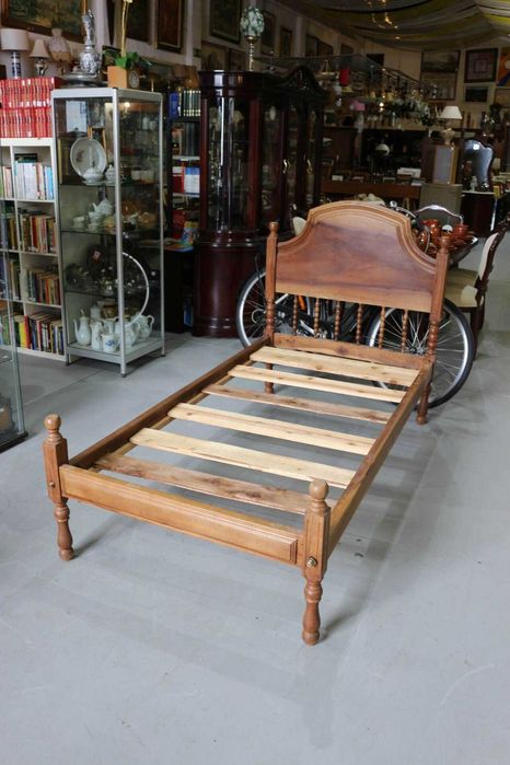 Cama de casa com colchao seminovo e duas camss de solteiro em mogno