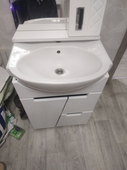 Раковина з тумбою в ванну кімнату та верхня шафа