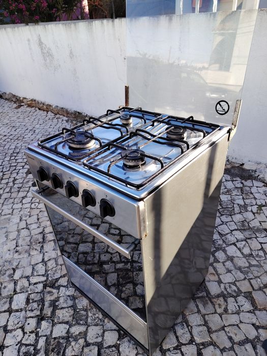 Fogão em bom estado de conservação