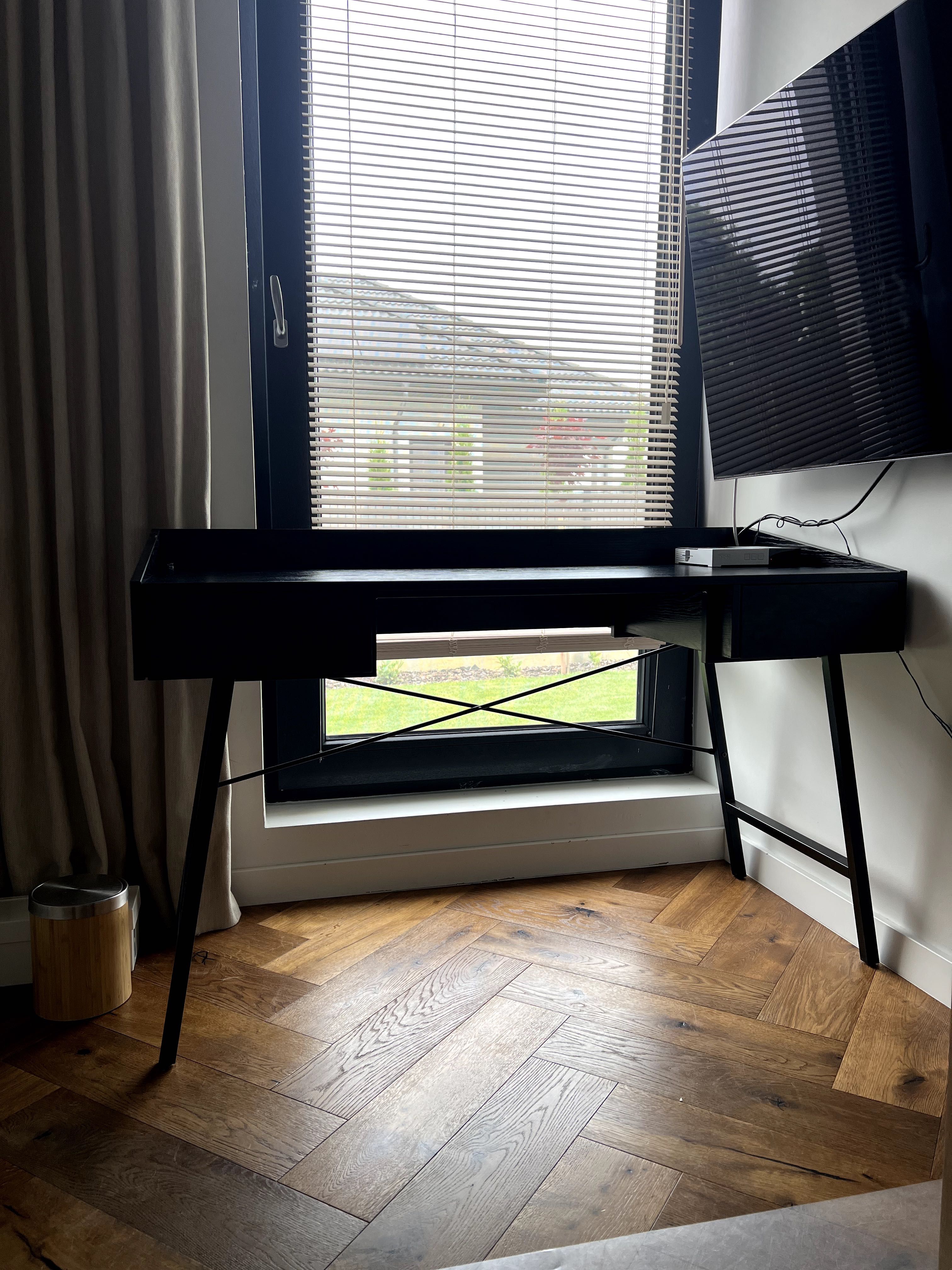 Minimalistyczne,  designerskie, czarne biurko z szufladami