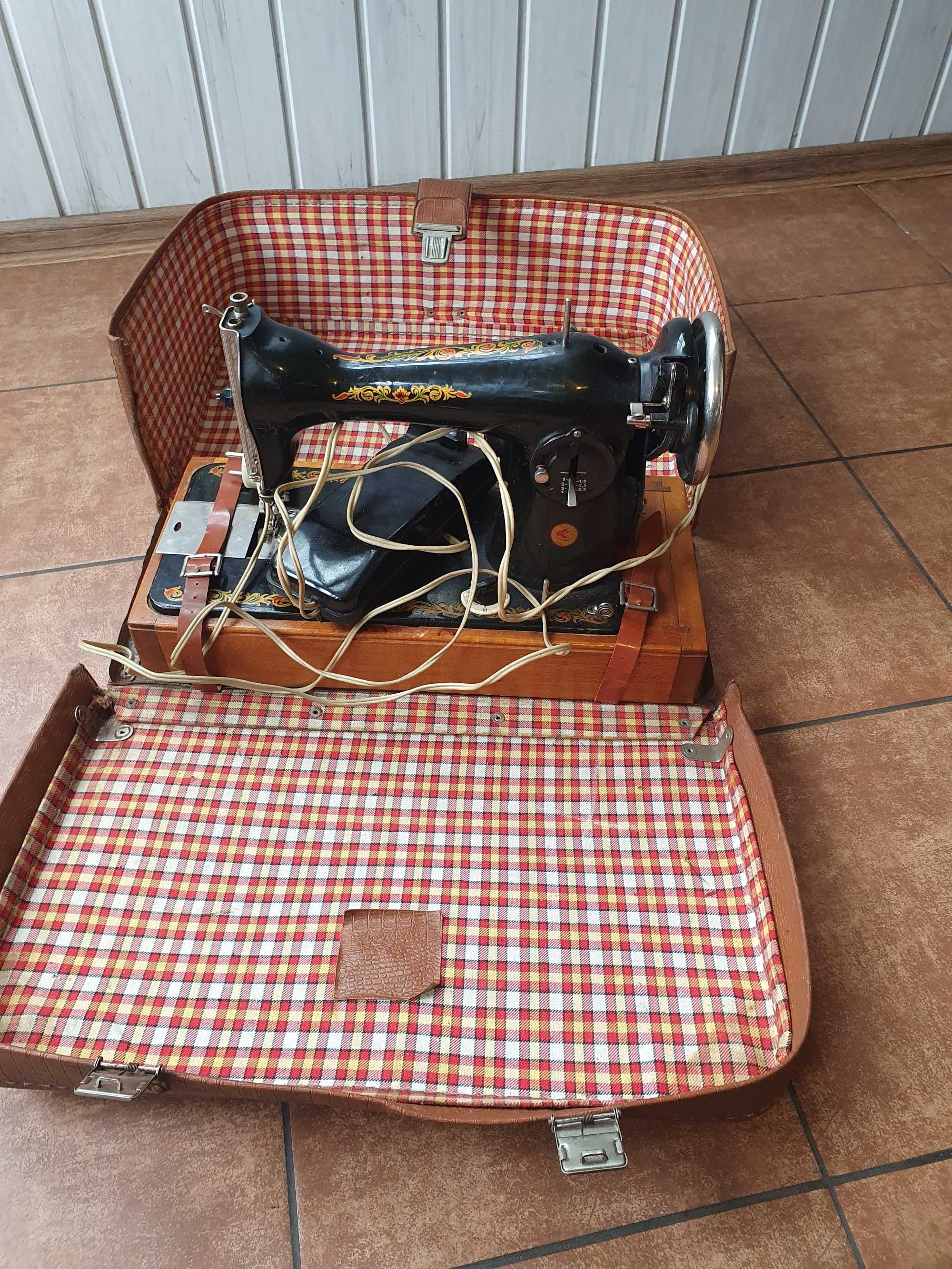 Stara maszyna do szycia elektryczna radziecka w walizce