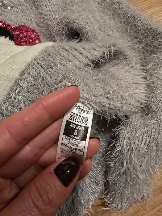 Szary sweterek z pingwinkiem r.128