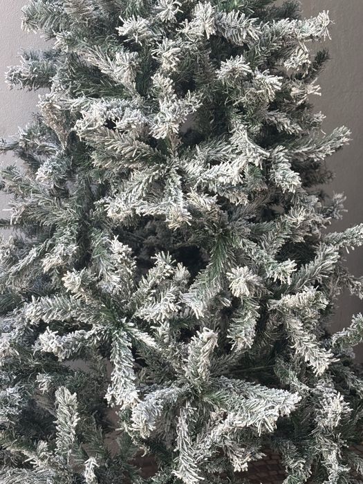 Árvore de Natal 210 cm efeito nevada e enfeites