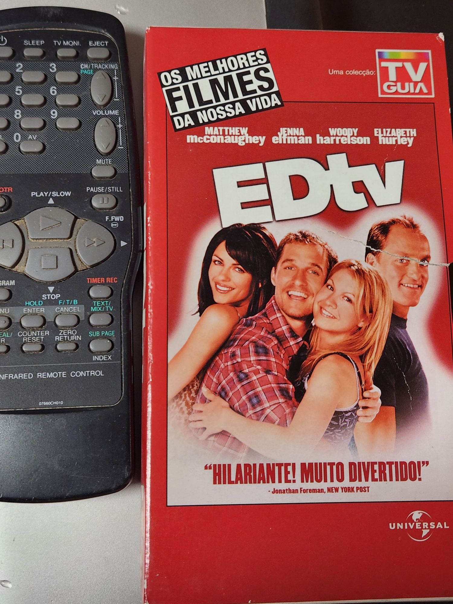 Televisão vintage com vídeo VHS incodporado