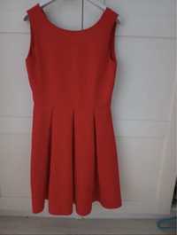Czerwona sukienka rozkloszowana