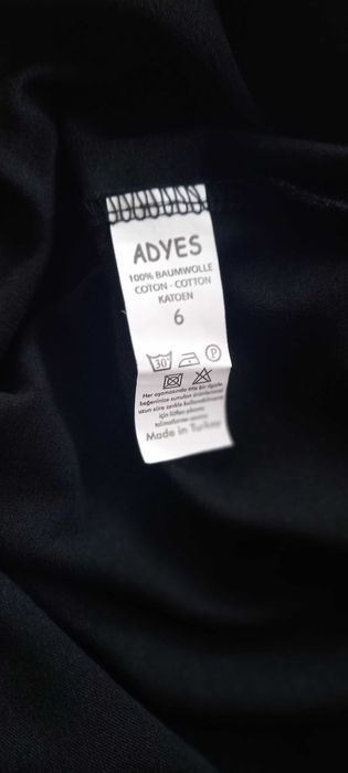 Czarna sukienka na imprezę, z perełkami