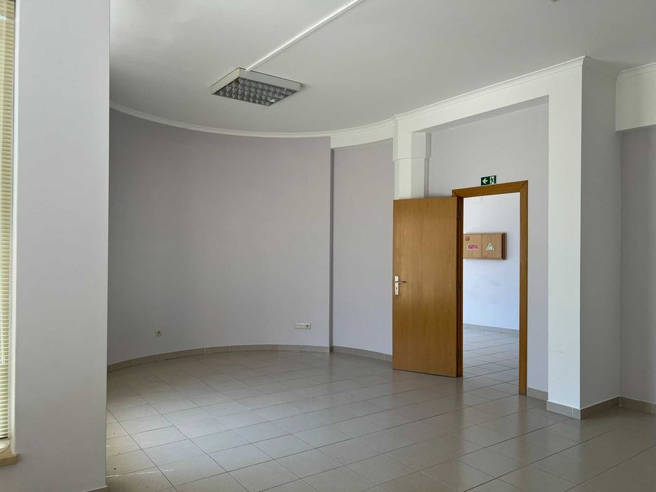Arrenda - Espaço comercial . Alcobaça
