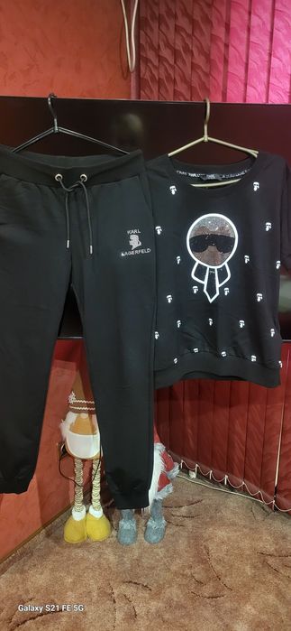 Женский спортивный кастюм.