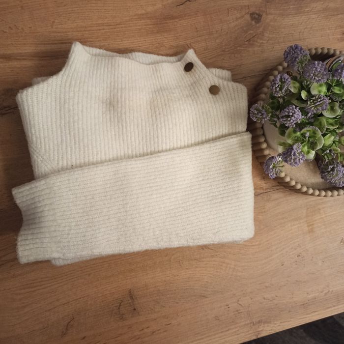 Mięciutki milutki sweter Sinsay półgolf złote guziki S oversize