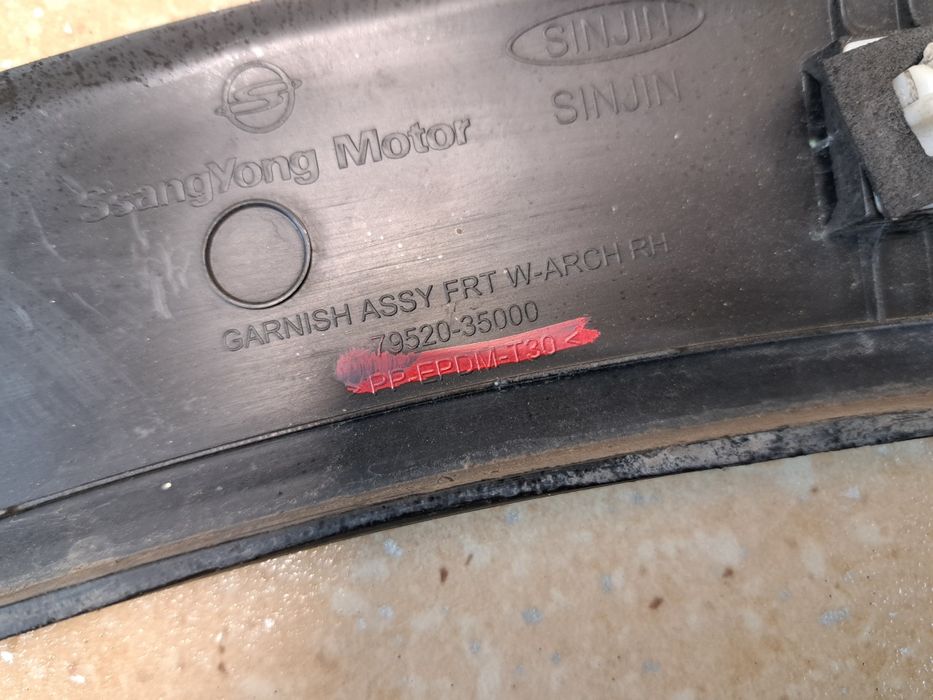 *SsangYong Tivoli listwa prawa przód Bardzo Ładna