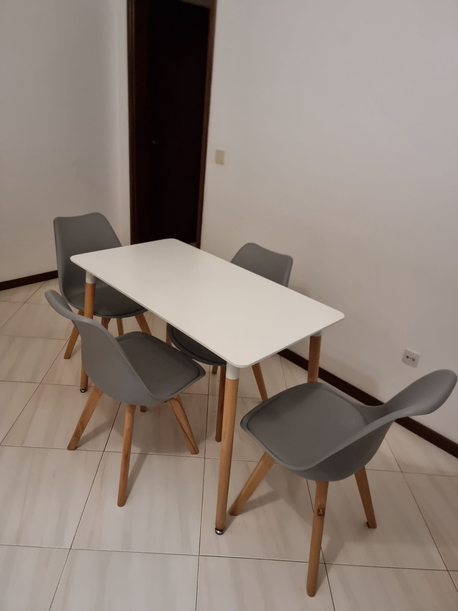 Conjunto de mesa de jantar com 4 cadeiras em excelente estado