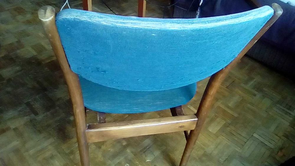 Oryginalne krzesło z PRL, rzadko spotykany styl.