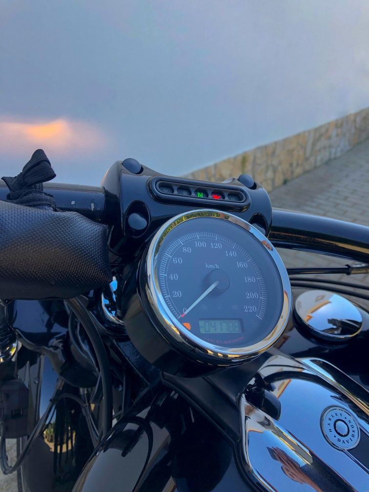 Harley-Davidson Breakout 
45000 km
Vai com escape e material todo