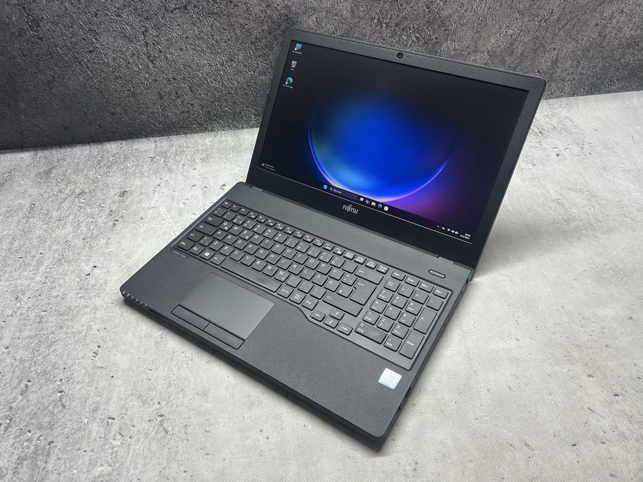 Fujitsu / i5 8250u 3.4GHz / 8 GB DDR4 / 256 SSD / 15.6 FHD / W11 Pro