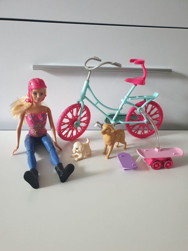 Barbie na rowerze z pieskami