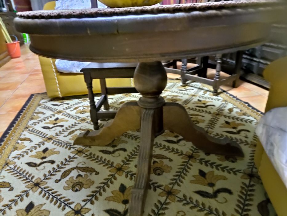 Mesa de sala em madeira de castanho puro