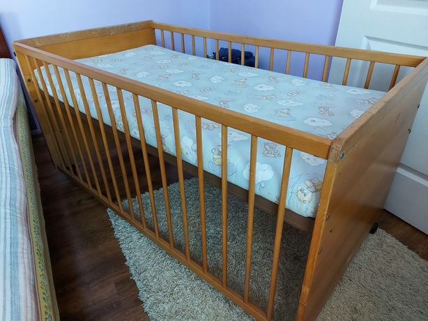 Дитяче дерев'яне ліжко