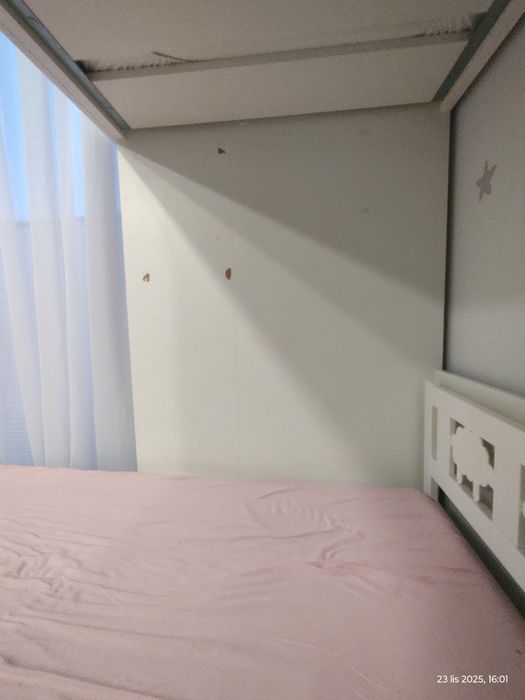 IKEA SMÅSTAD. Łóżko na antresoli, z biurkiem z 4 szufladami, 90x200 cm