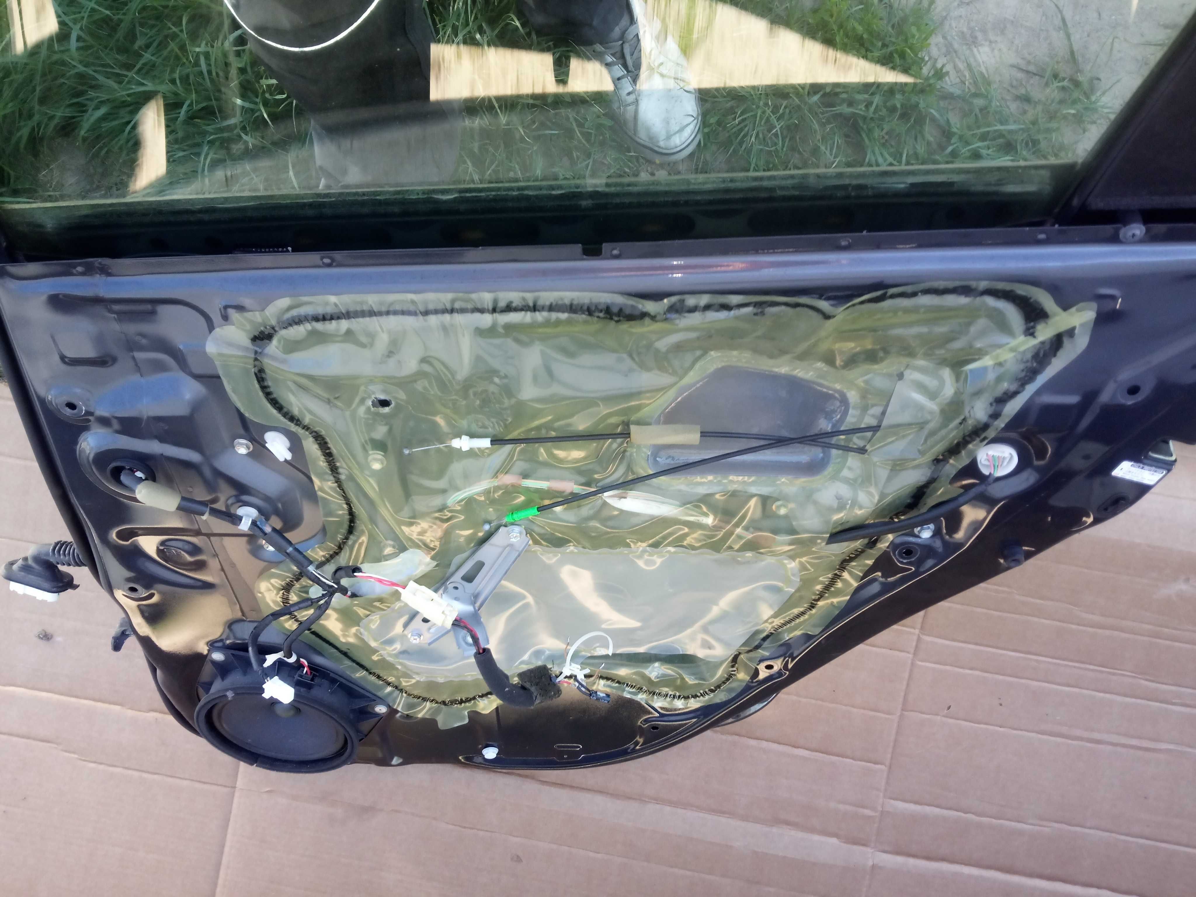 TOYOTA PRIUS III 09-15 drzwi prawy TYŁ kolor 8V1