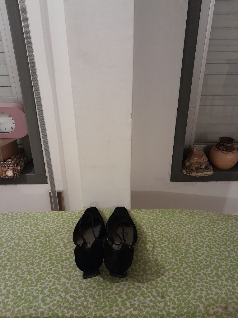 Vendo Sapatos de Senhora CHARLES muito bonitos como novos