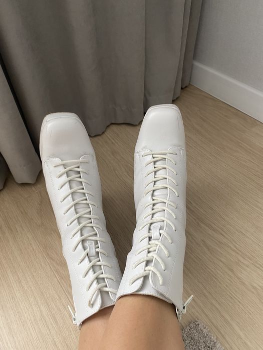 Чобітки білі на шнуровці фірми Bershka