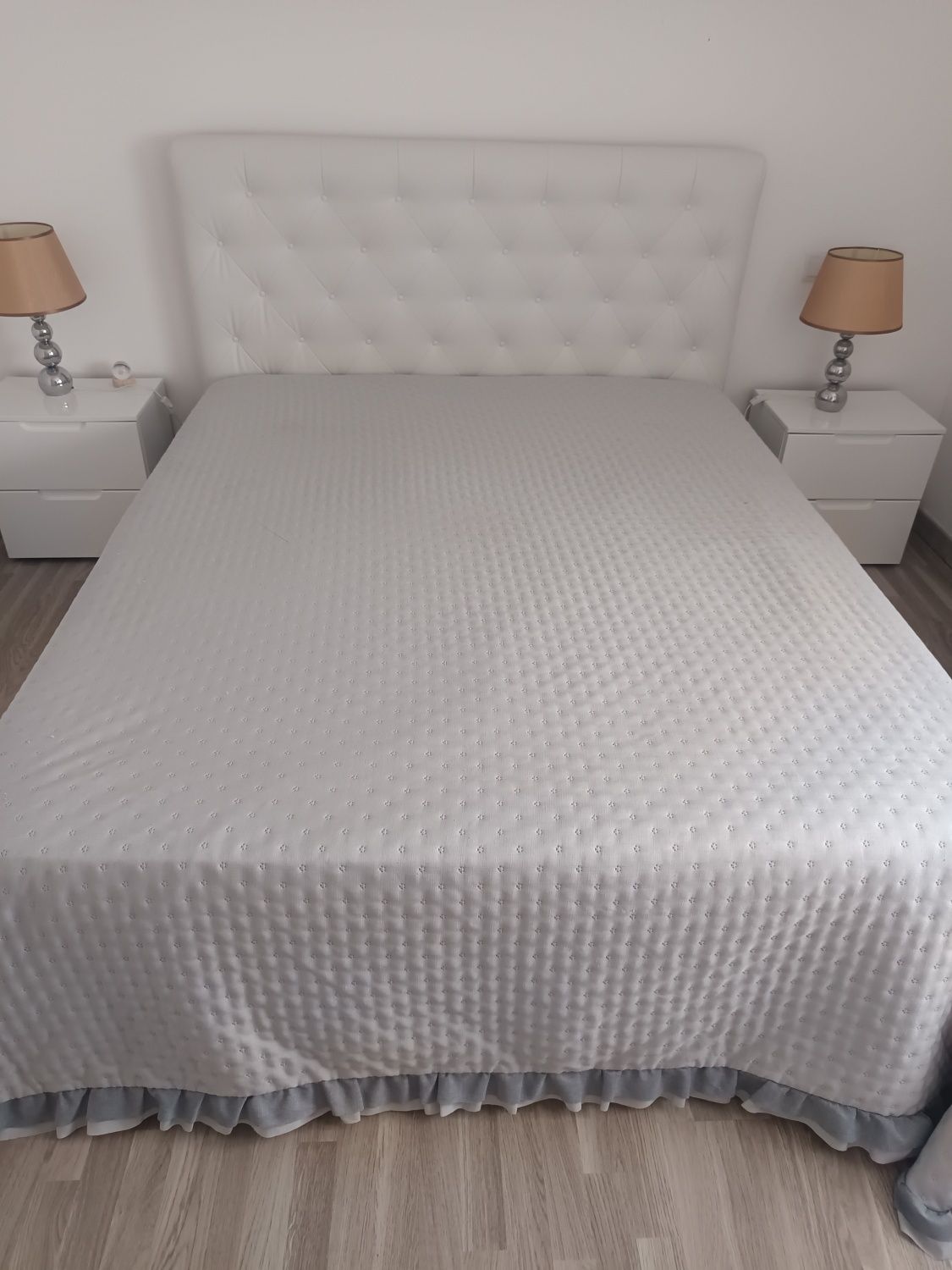 Cama com cabeceira estufada 200x160cm