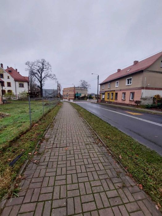 Do wynajęcia plac w centrum, przy głównej drodze.