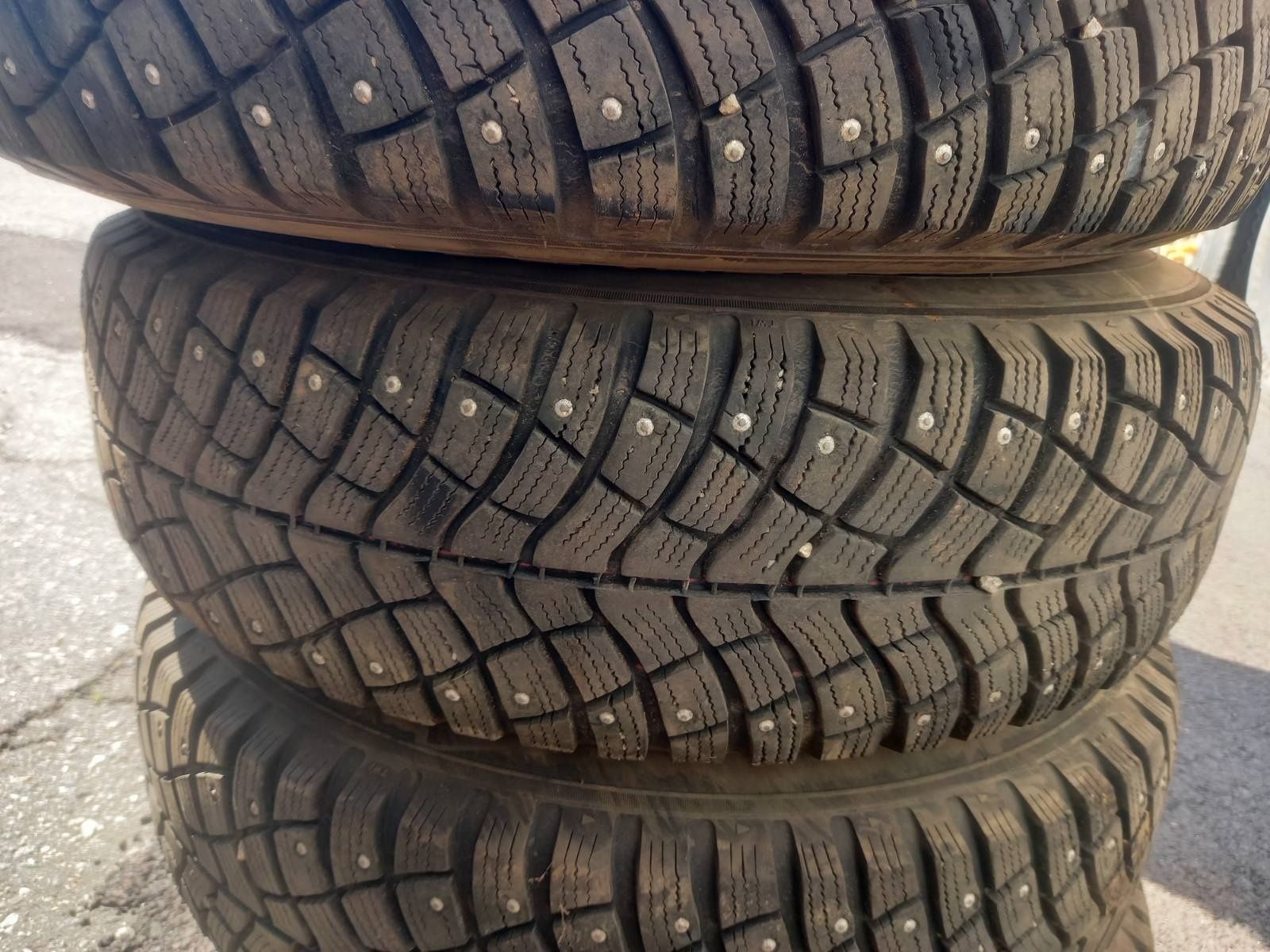 Продам комплект резины на дисках на ниву(Кама 515 размер 205 на 75 r15