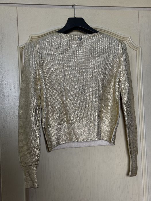 Золотая кофта вязаная с брошью Denny rose