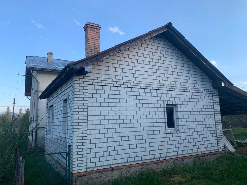 Продається будинок та земельна ділянка. Ідеальне розташування.