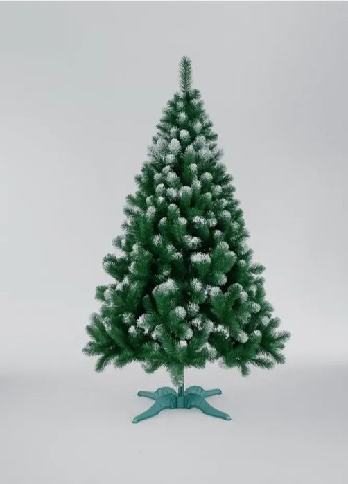 Густі, пишні штучні ялинки з засніженим та акуратним декором.