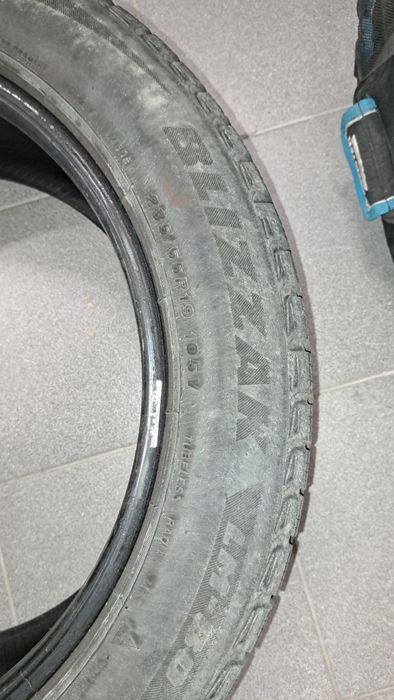 2 szt opon zimowych Bridgestone  Blizzak  lm 80. 235/55/19  105V