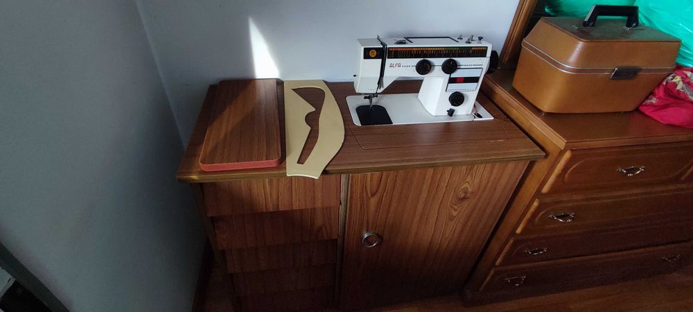 Máquina de costura Alfa incorporada em movel