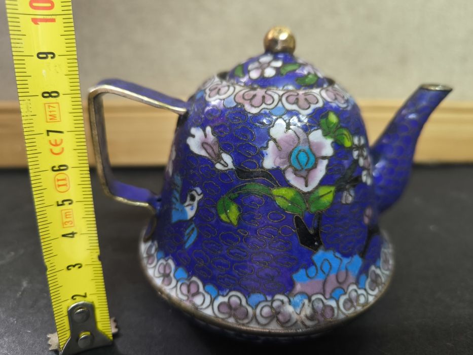 Bule de porcelana com flores.
Bule decorativo em porcelana e metal com