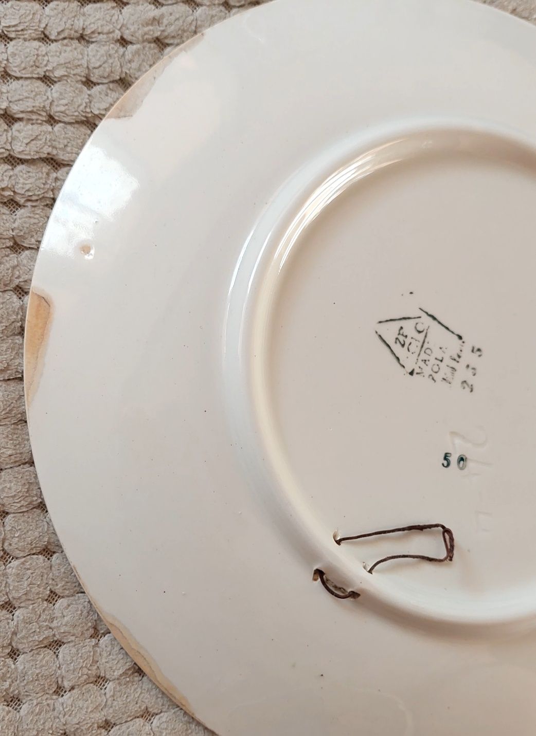 Ozdobny kolorowy talerz kwiaty ZF KOŁO PRL 24 cm + stojak