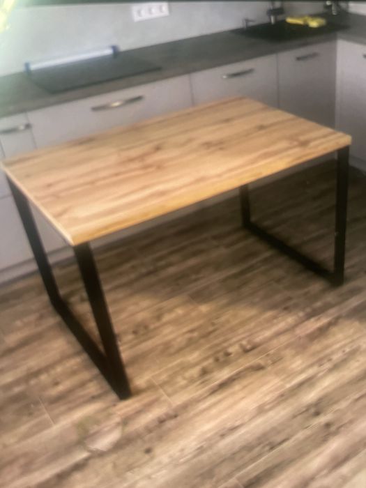 Стіл може бути як кухонний так і офісний .