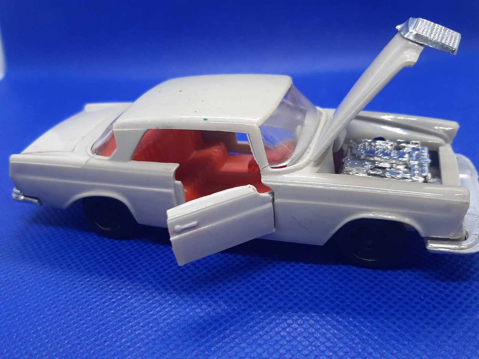 Модель авто 1:43 мерседес