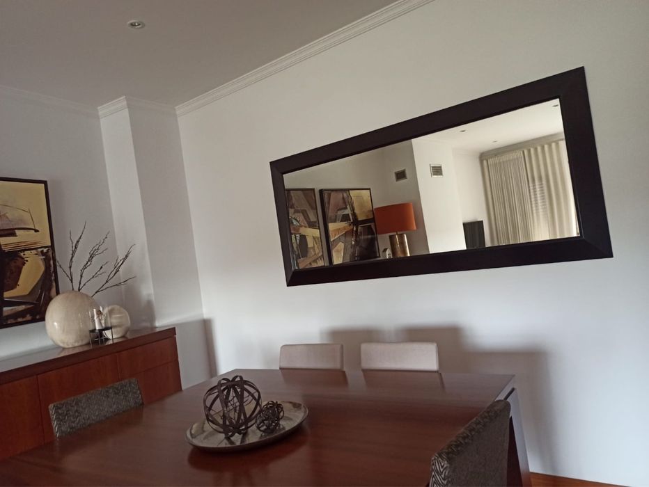 Aparador + mesa + 4 cadeiras + espelho