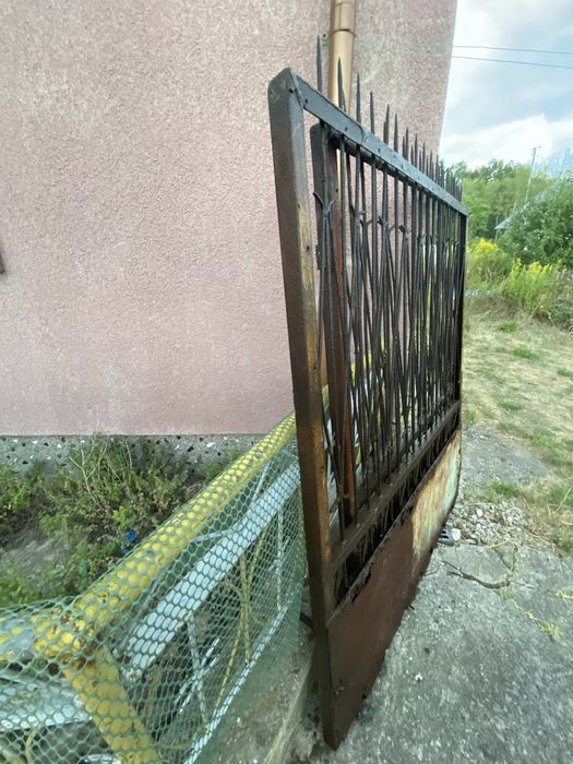 Skrzydła bramy były garażowane