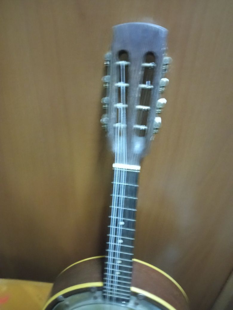 três belíssimas peças de arte. Bandolim,banjo balalaica.