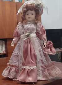 Boneca de porcelana com suporte. 
Altura: 46 cm