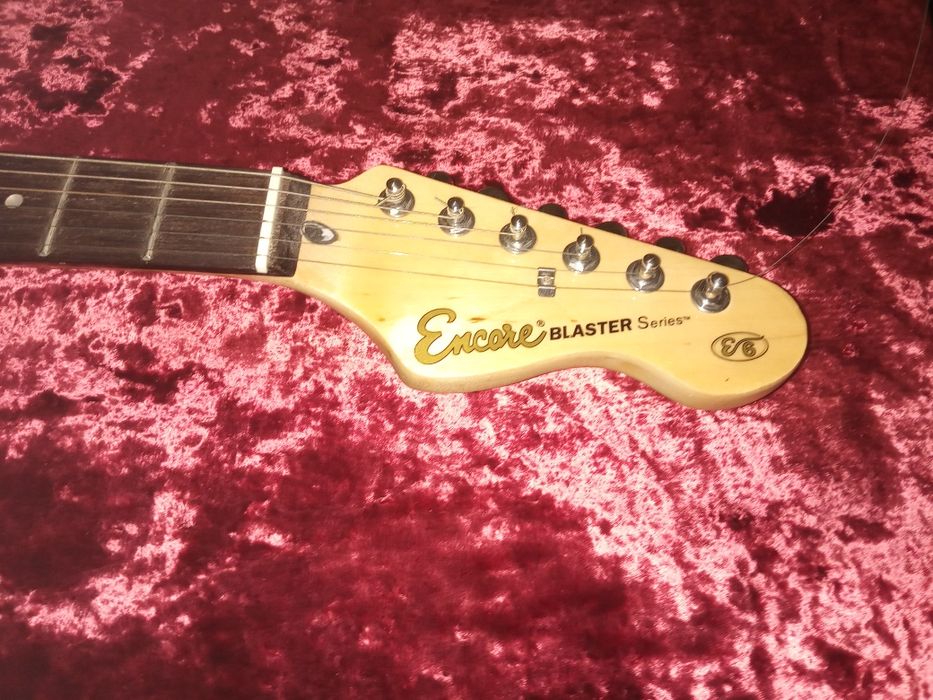 Электрогитару красивую современную на синтезатор б. у. обмен!