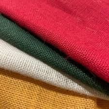 Serapilheira natural tingida em várias cores