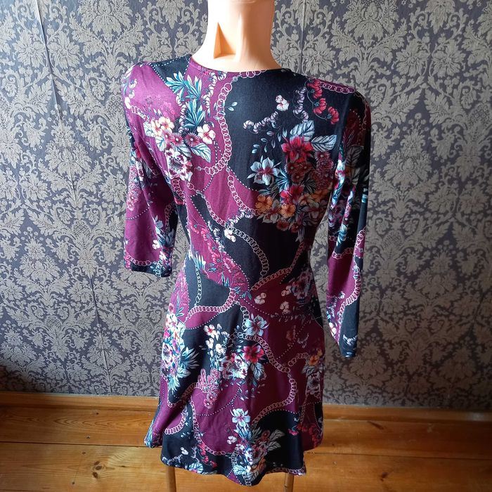 sukienka we wzory kolorowa w kwiaty