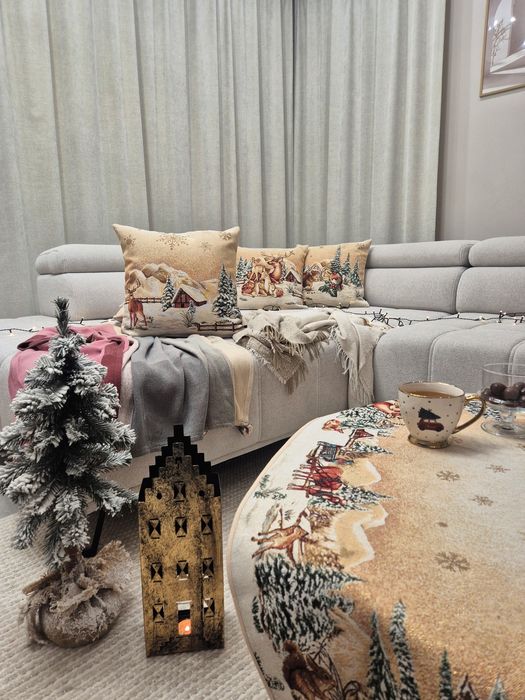 Poszewka 45x45 cm dekoracyjna z zimowym obrazem złota nitka DZ01C LX